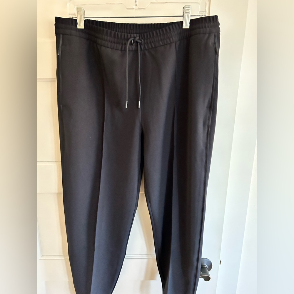Athleta juggler but upscale style in black